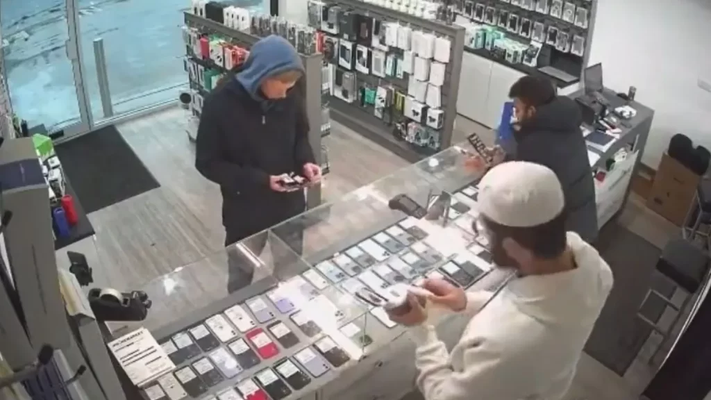 Thief tries to run away with smartphones from a shop in UK, then this happens. Watch