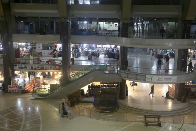 Pakistan economic crisis forces malls and markets to close early
