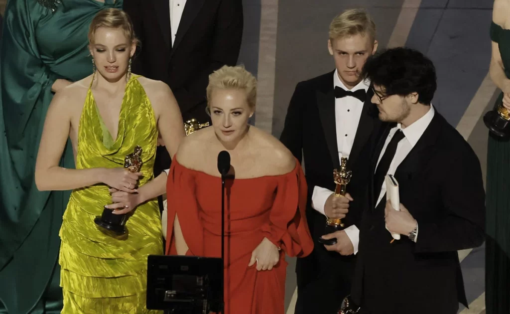 Wife Of Putin's Critic Wows Oscar Audience After Documentary On Him Wins